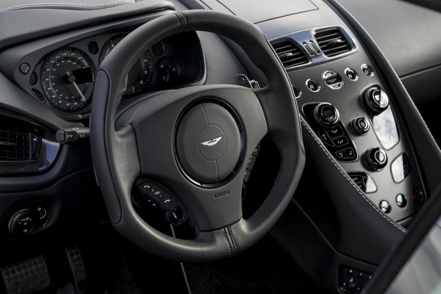 Панель приборов Aston Martin Vanquish Carbon Black 2014 года  (фото 28 из 30)